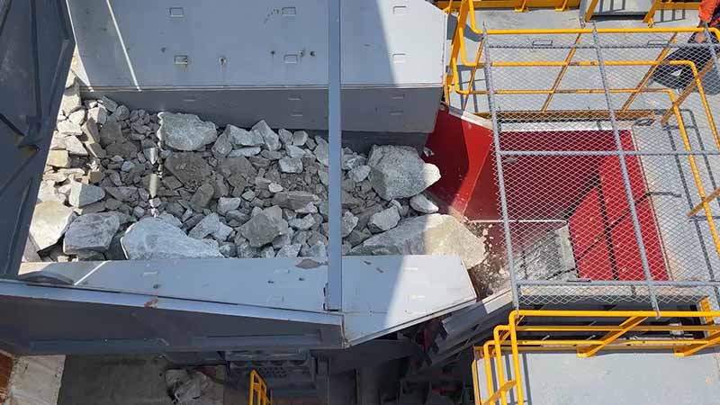 Solutions to the problem of material return in jaw crushers